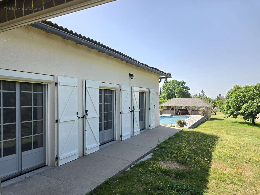 Elegante villa de plain peid avec piscine et vaste terrain - photo 5