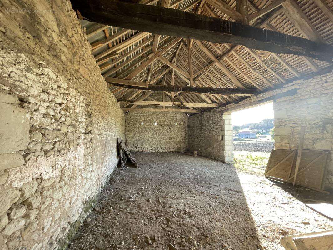 Parking à AVAILLES-EN-CHATELLERAULT