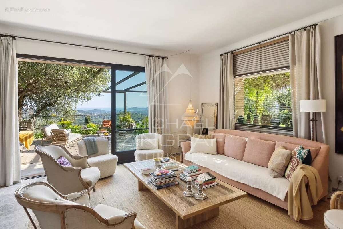 Maison à CHATEAUNEUF-GRASSE