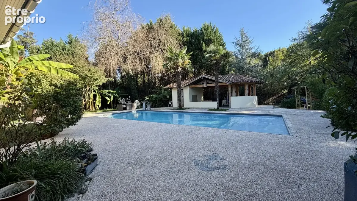 Maison T6 de 175 m² avec piscine plein sud, pool house et jacuzzi sur un terrain de 3 500 m² - photo 3