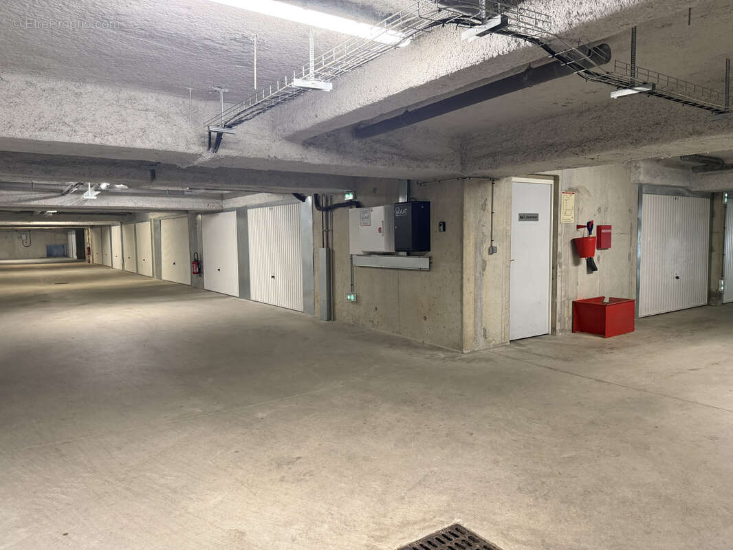 Parking à SAINT-AVE