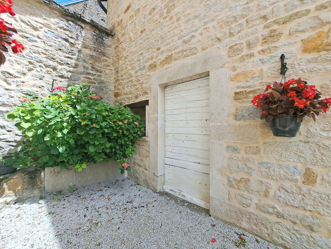 Maison en pierre rénovée à Ladoye Sur Seille (39210), 6 701m² de terrain en bord de rivière - photo 16