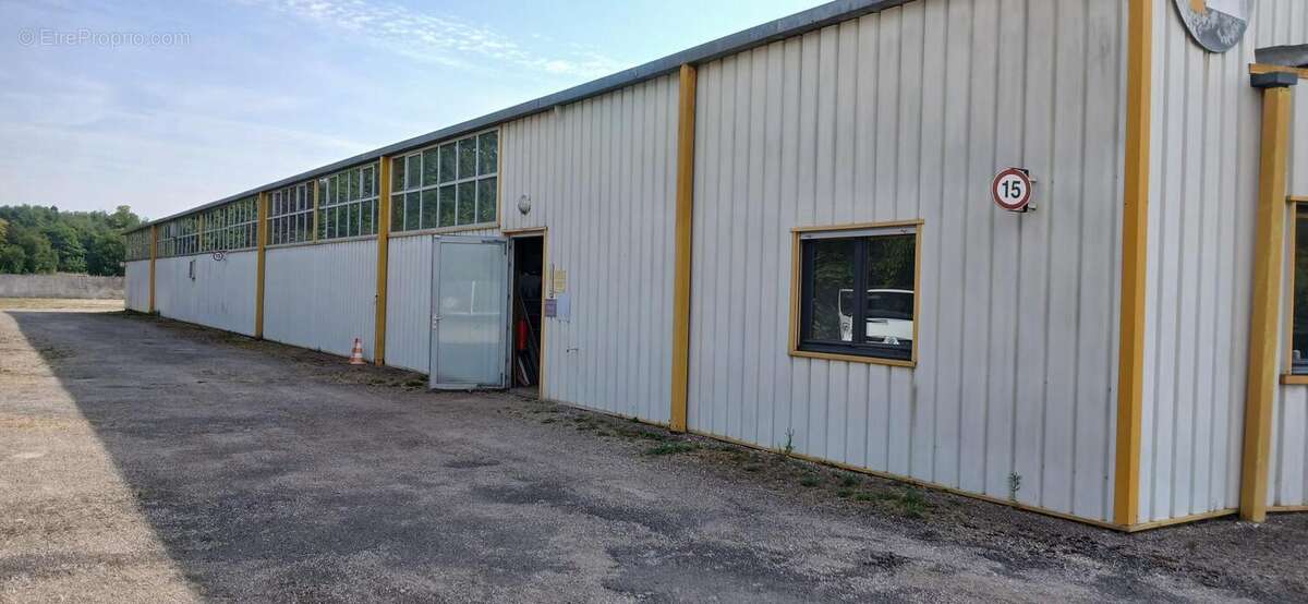 Bâtiment  industriel artisanal 2000 m² Port sur Saône  (70)  Ex-atelier de menuiserie de fabrication - photo 3