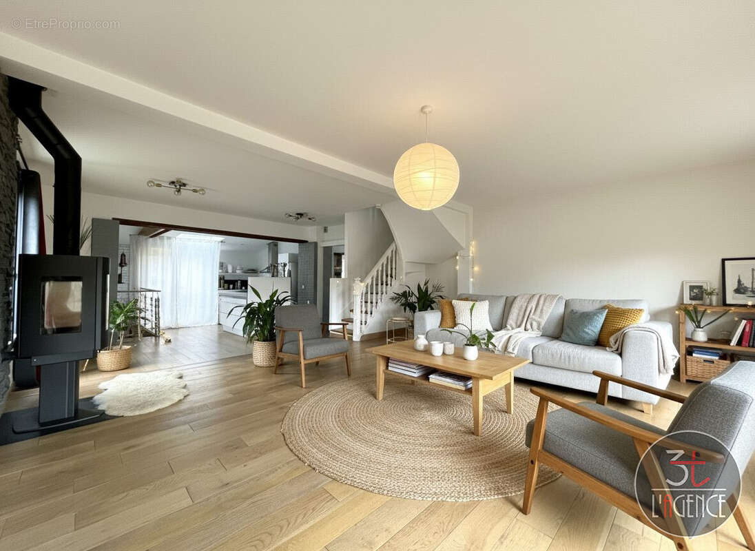 Générée par l'IA - Maison à FONTENAY-SOUS-BOIS