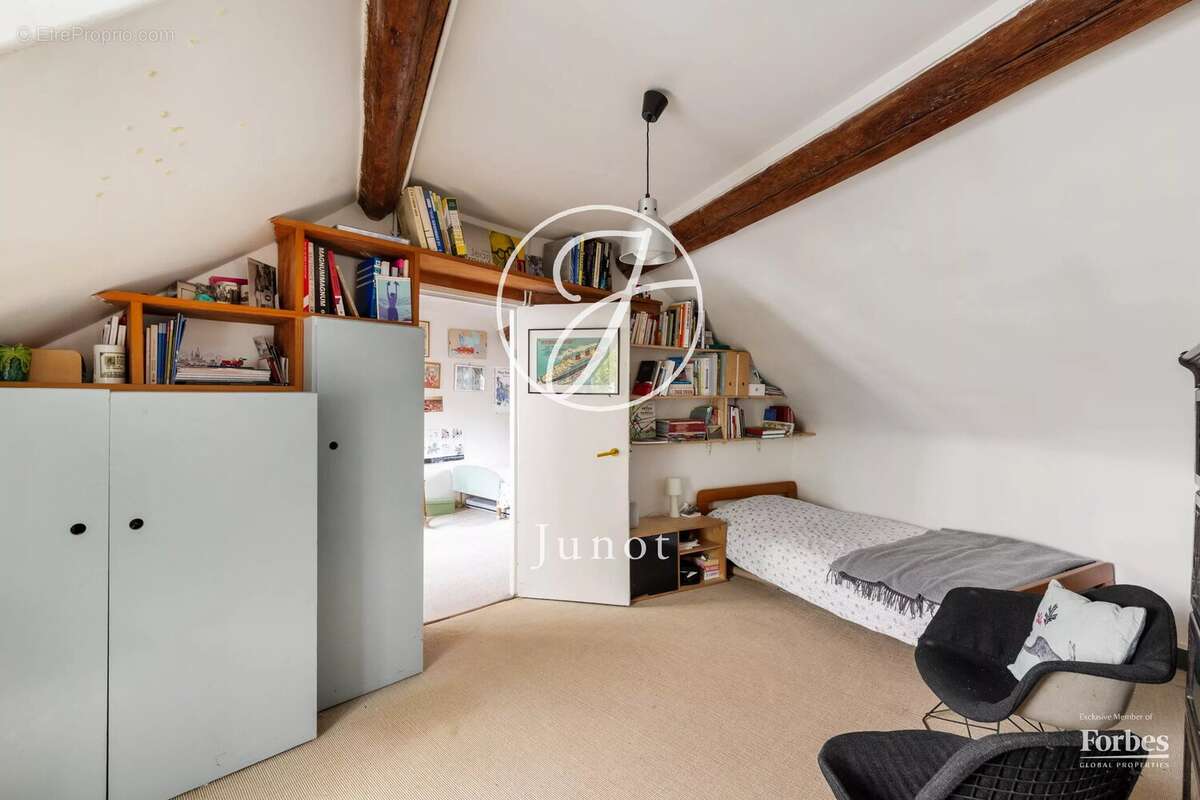 Paris 18e - HAUT MONTMARTRE / PLACE JEAN BAPTISTE CLÉMENT  - Appartement  à vendre - 4 pièces - 90,84m² Carrez - 107,84m² au sol - photo 25