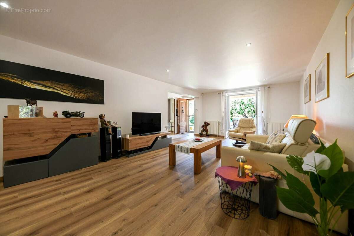 Maison méridionale de plain-pied de 167 m² avec jardin et piscine à 3.5 km du centre d’Uzès - photo 3