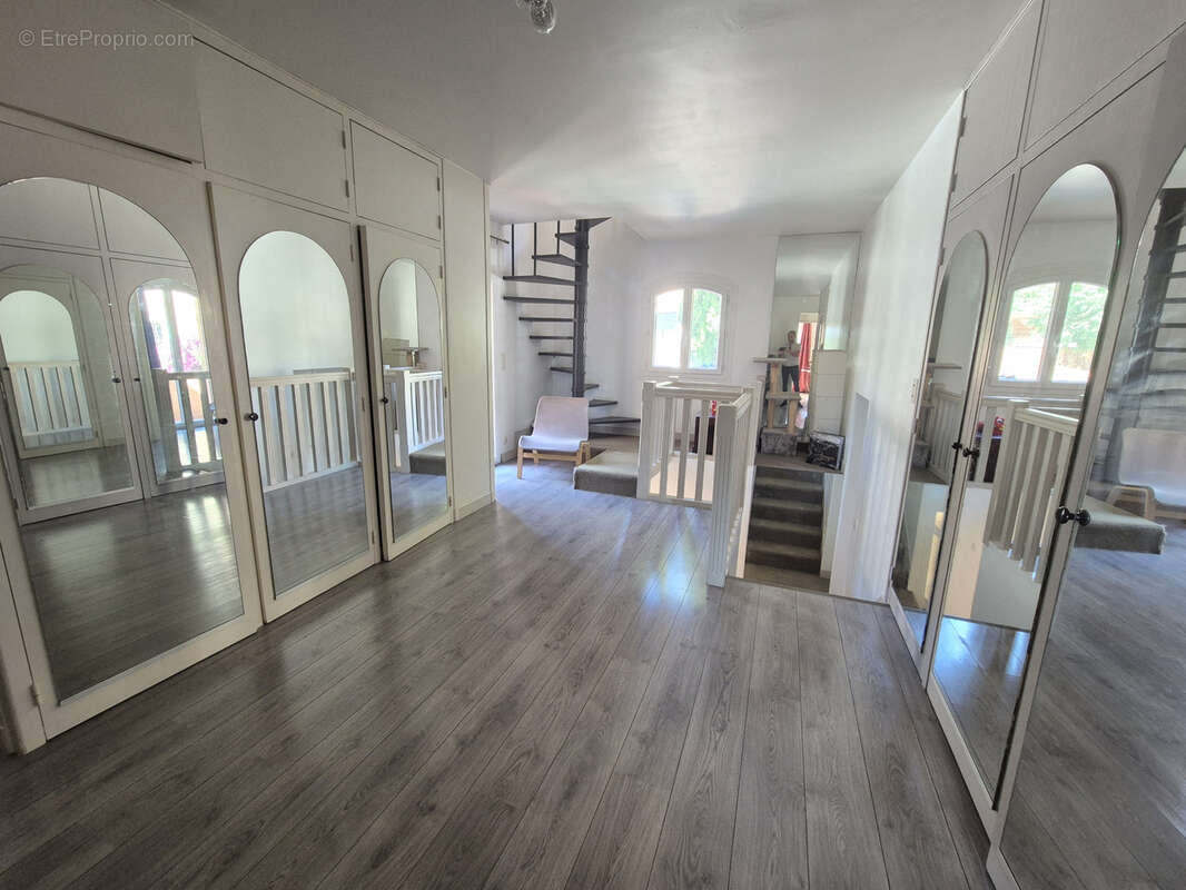 Maison à LE REVEST-LES-EAUX