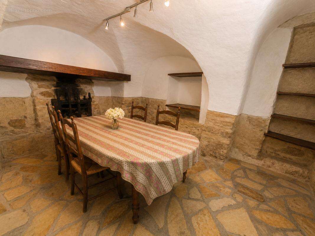 Maison 160 m² à Saint-Martin-De-La-Brasque  - photo 9