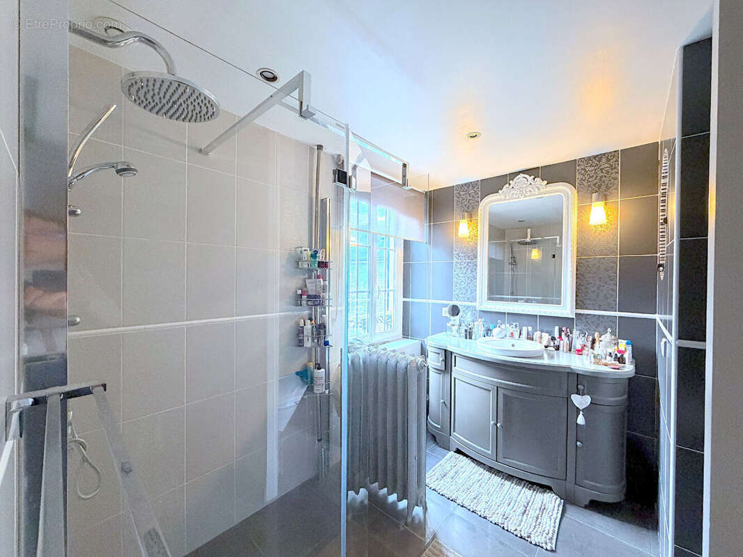 Maison à VALLANGOUJARD