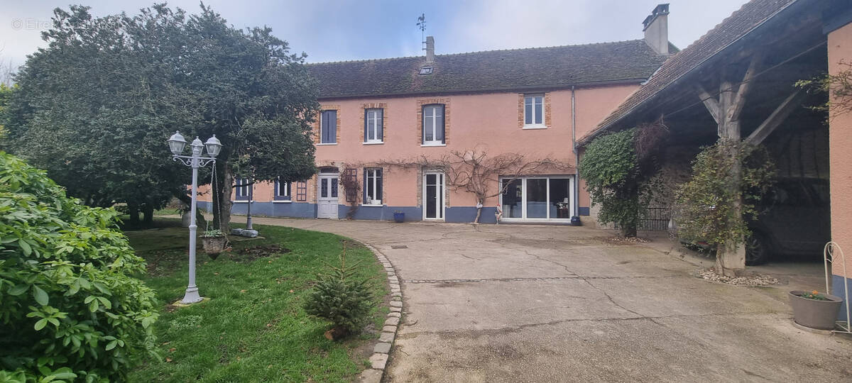Maison à LES ORMES-SUR-VOULZIE
