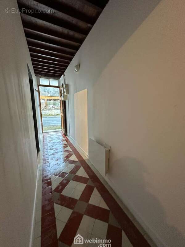 Une vaste entrée distribue ... - Maison à FESTIEUX