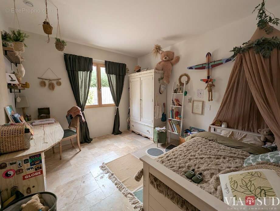 Maison à MONTOULIERS