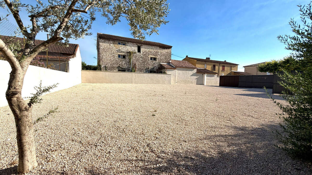 Terrain constructible de 606 m² clos par mur  avec 45% d'emprise au sol. - photo 7