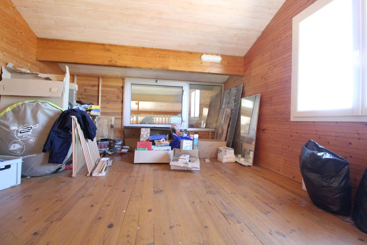 Maison à SAINT-VICTOR-ET-MELVIEU