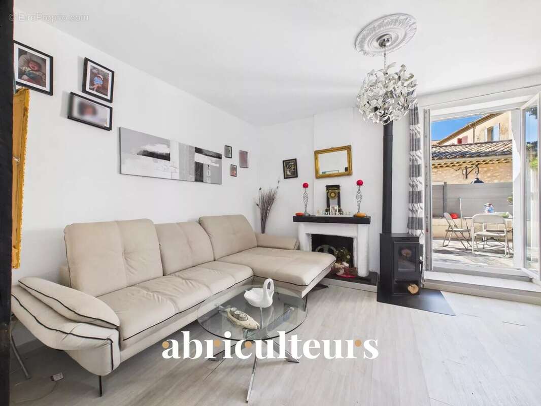 Maison à LA ROQUE-D&#039;ANTHERON