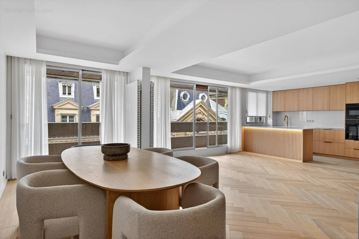 Appartement à PARIS-16E