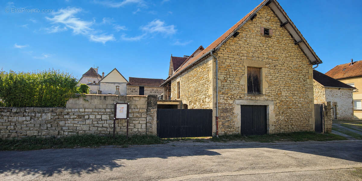 Propriété avec jardin clos et importantes dépendances avec potentiel d'évolution exceptionnel. - photo 16