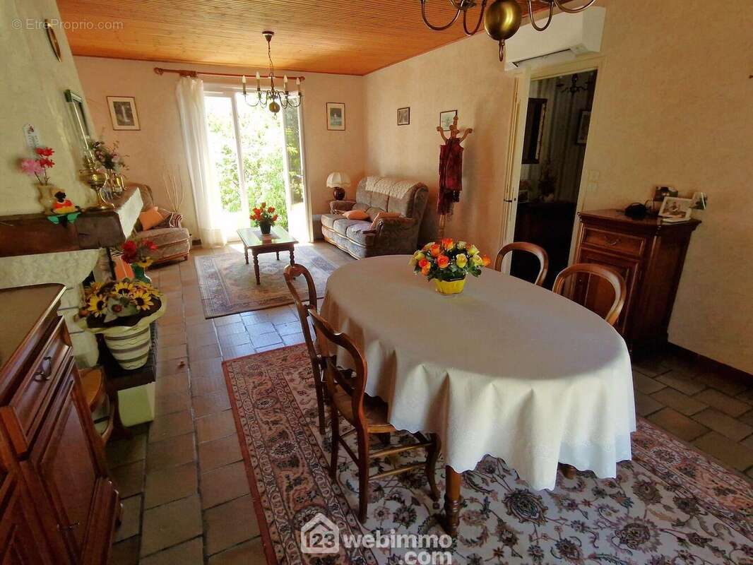 Pièce de vie de 30 m² (climatisation réversible) - Maison à MOUTIERS-LES-MAUXFAITS