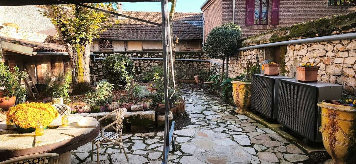 Bien d'exception au coeur de Caussade - 345 m² rénovés avec soin et conformité - Combles aménageables ( 80 m²) - DPE A - Jardin  - photo 18
