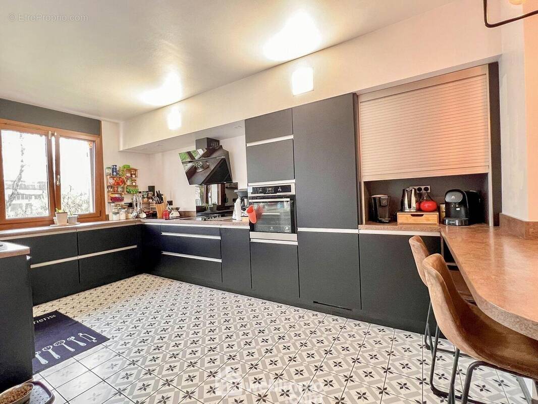 Cuisine ouverte tout équipée - Maison à THIERVILLE-SUR-MEUSE