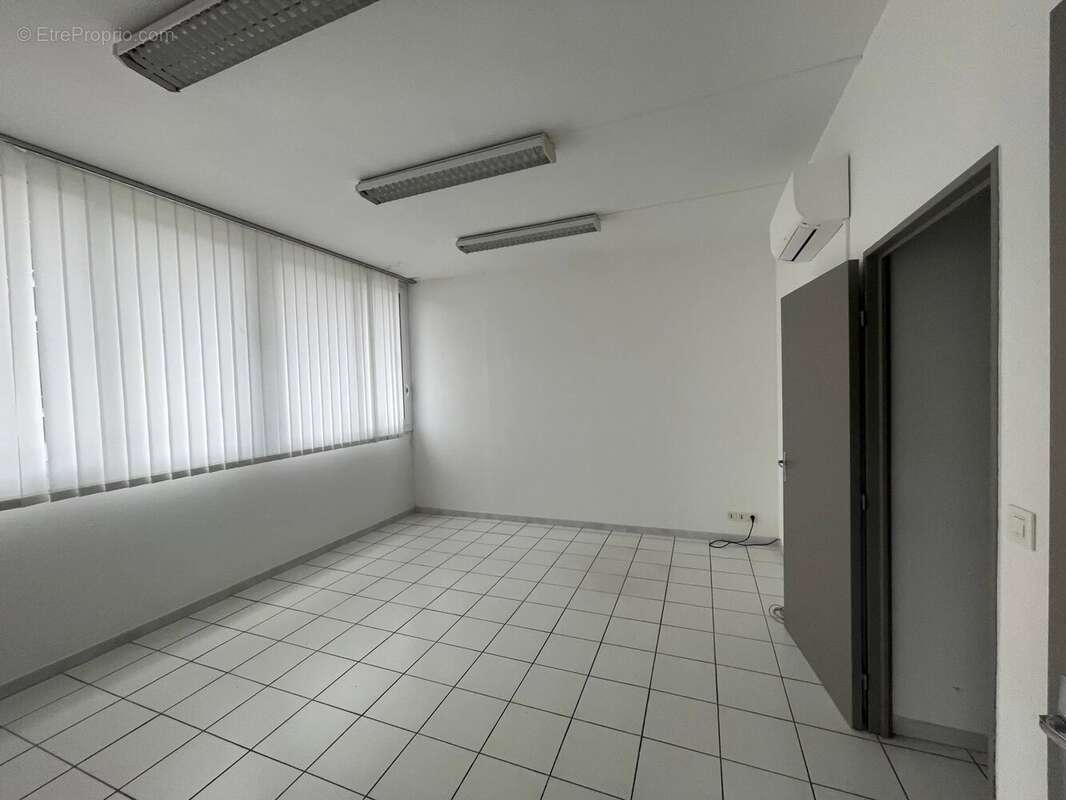 A VENDRE  Bureaux + Entrepôt au total   610m2 - photo 14
