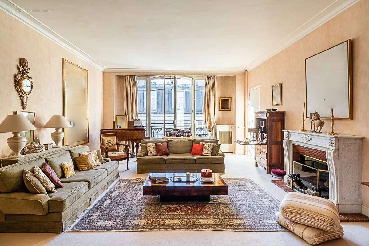 Appartement à PARIS-16E