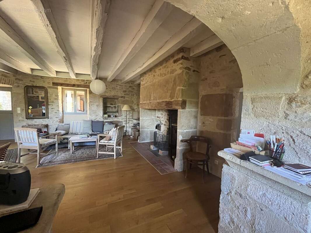 PROCHE FIGEAC – Authentique maison quercynoise en pierre de plain-pied avec grange - photo 6