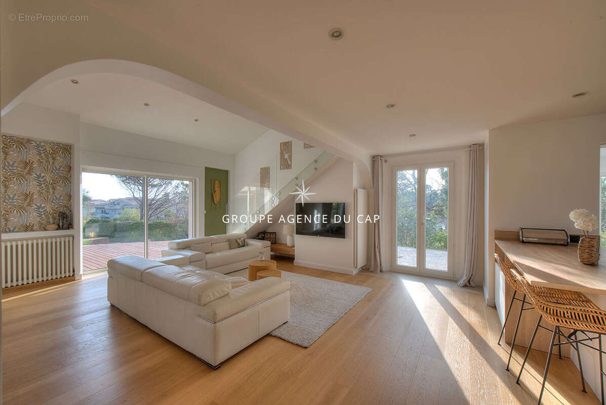 EXCLUSIVITÉ ! Fréjus Valescure, VILLA 7 pièces, 4 chambres, bureau, piscine, terrain de 1980m² - photo 5