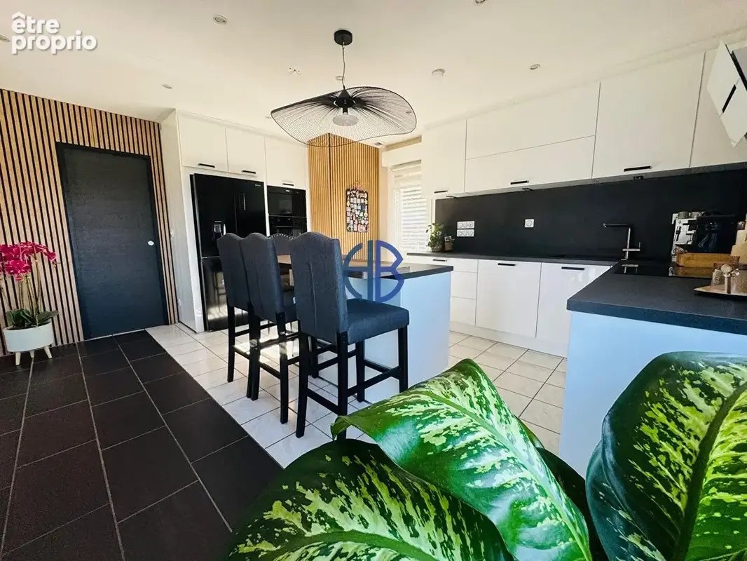 Maison familiale de 114 m², terrain paysagé de 1 423 m², sous-sol complet - photo 7
