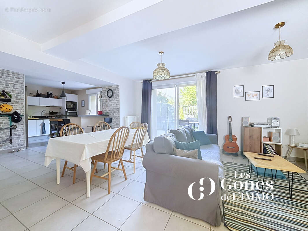 CRAPONNE   Appartement T4 Duplex de 97 m2 Carrez + 21 m2 utiles   Jardin, 2 parkings - photo 8