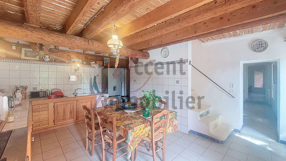 Noves : Mas avec oliviers, piscine et annexes - photo 6
