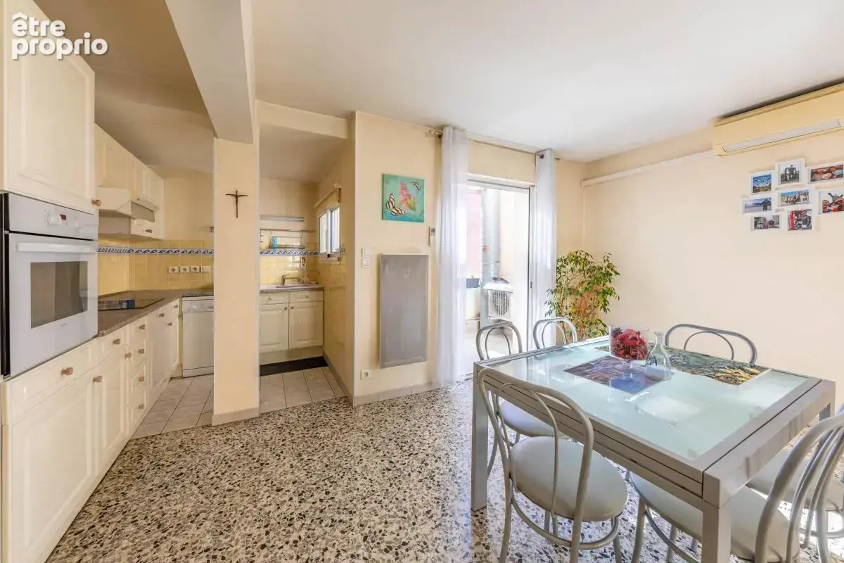 Appartement t3 avec terrasse et balcon à vendre dans le centre-ville piétonnier de sanary-sur-mer - photo 2