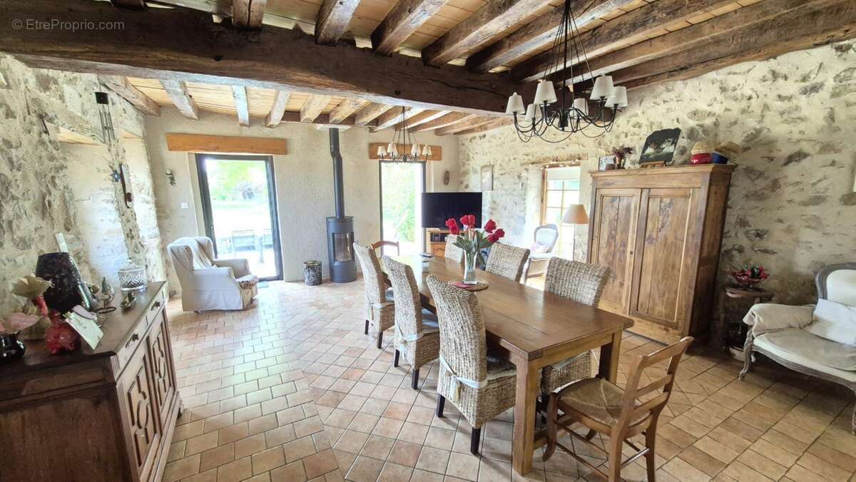 Maison à MEZERAY