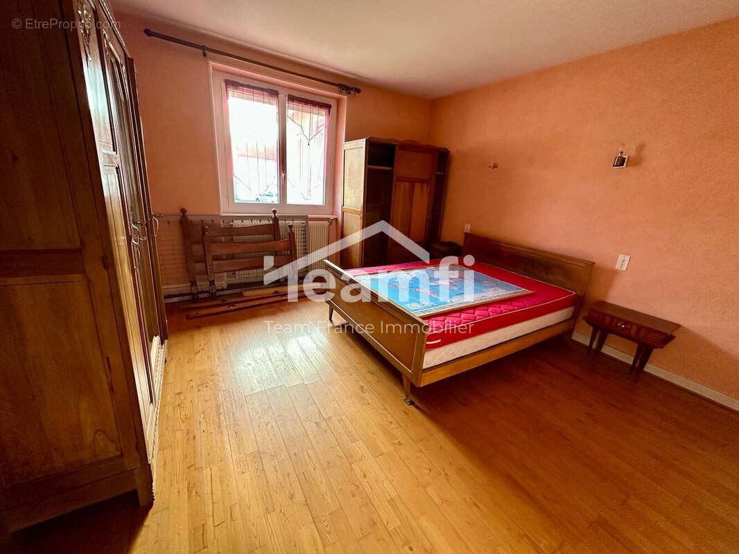 Maison à LA MONNERIE-LE-MONTEL