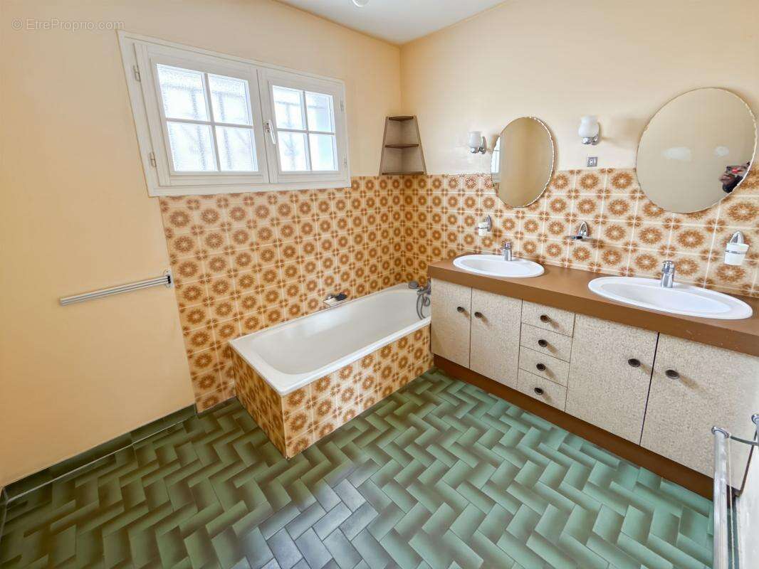  Exclusivité : Plain-pied sur sous-sol complet et grand terrain arboré  - photo 5