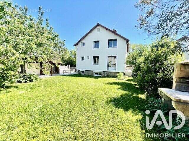 Maison 150 m² à Villeneuve-Le-Roi  - photo 2