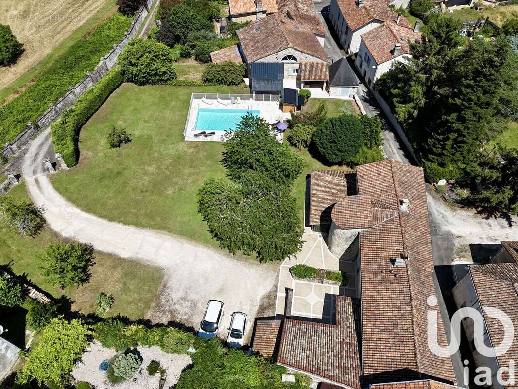 Maison 360 m² à Charras  - photo 2