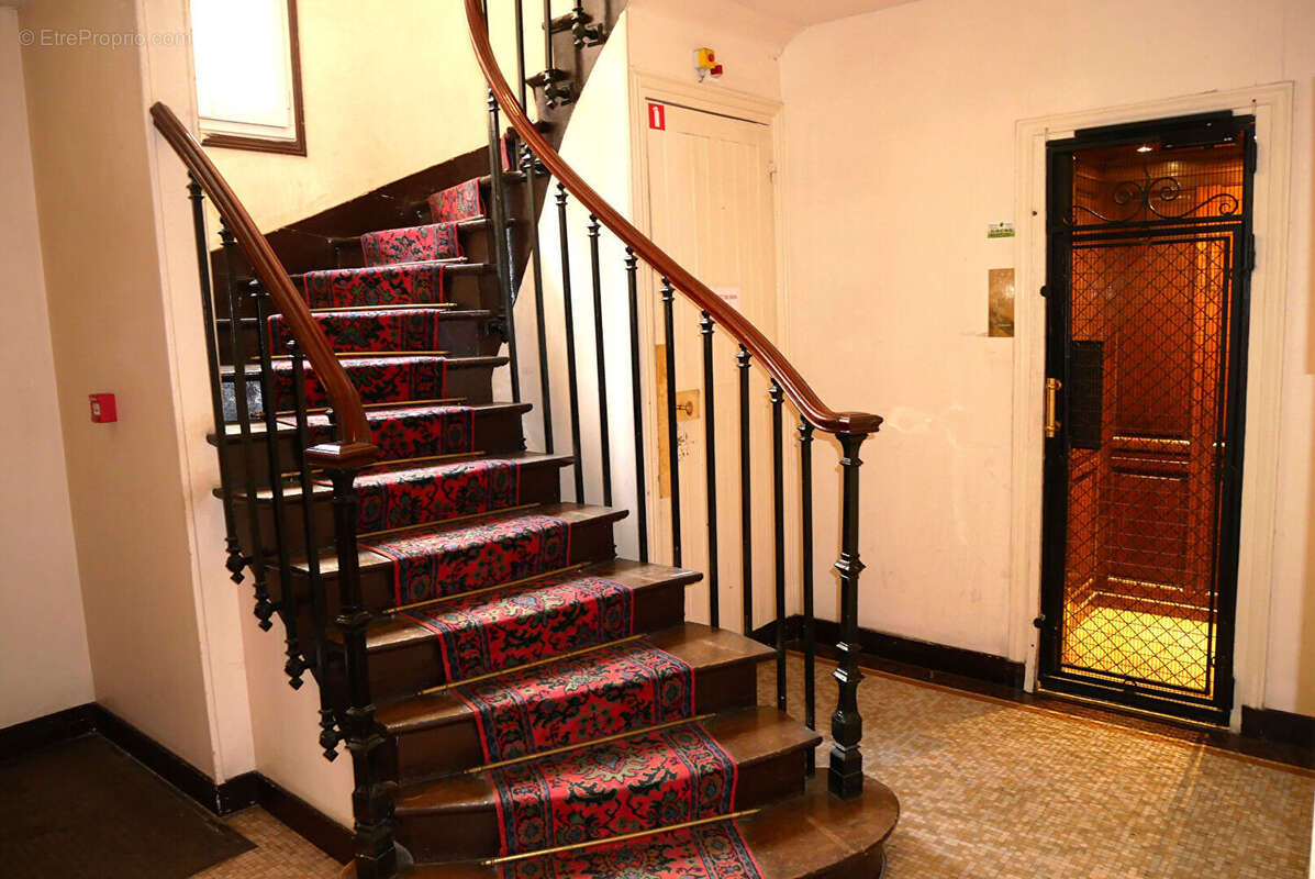 Appartement à PARIS-16E
