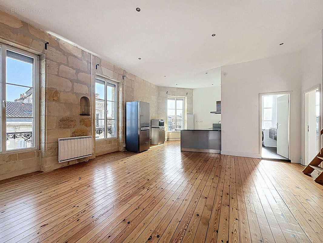 Un appartement de caractère baigné de lumière - pierres apparentes et parquet - photo 4