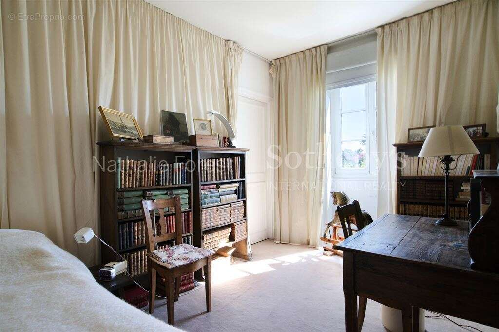 En Exclusivité, Croix résidentiel , élégante maison Maillard , 6 ch, bureau , érigée sur 2159 m2 de - photo 13