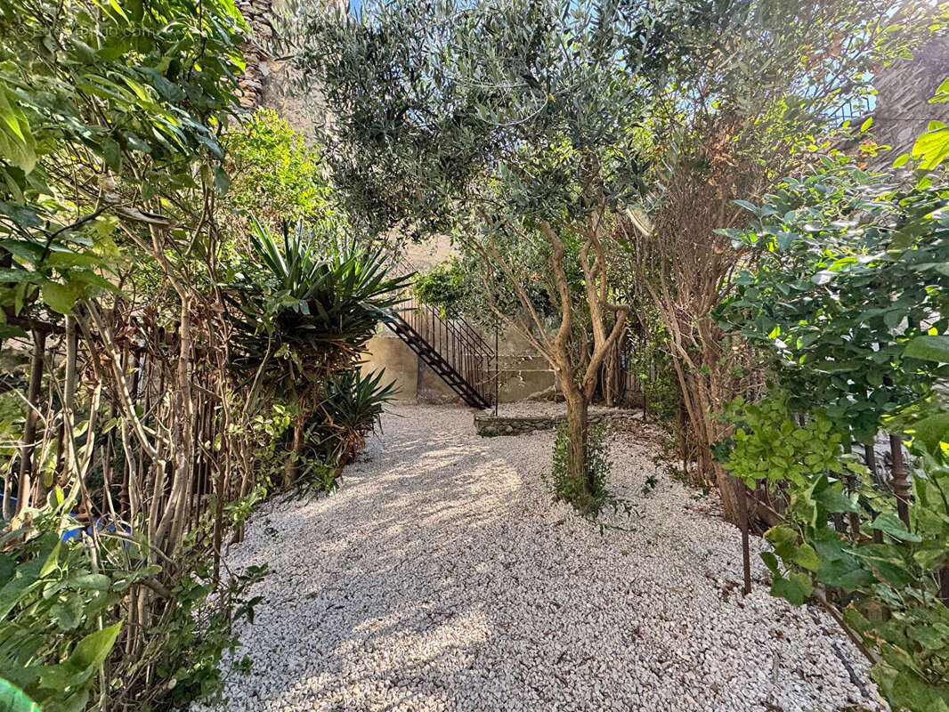 Maison à SAINT-LAURENT-DES-ARBRES