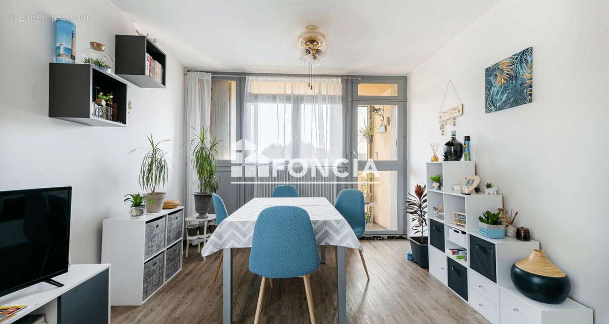 Salon de Provence , 3 pièces , loggia, cave, stationnement , idéal investissement locatif ! - photo 3