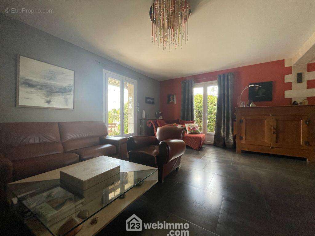 Le salon de 24 m2, - Maison à VIVONNE