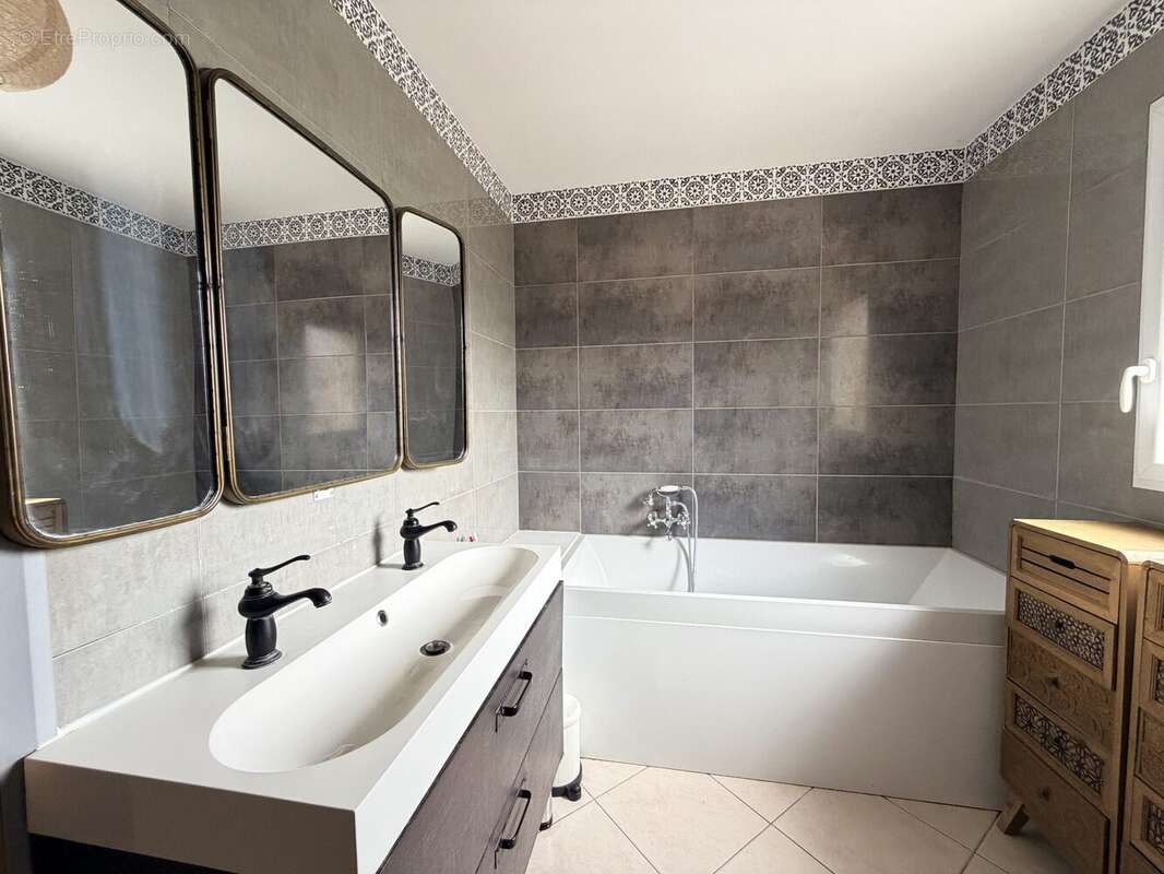 Maison 130 m² à Saint-Clement-De-Regnat  - photo 9
