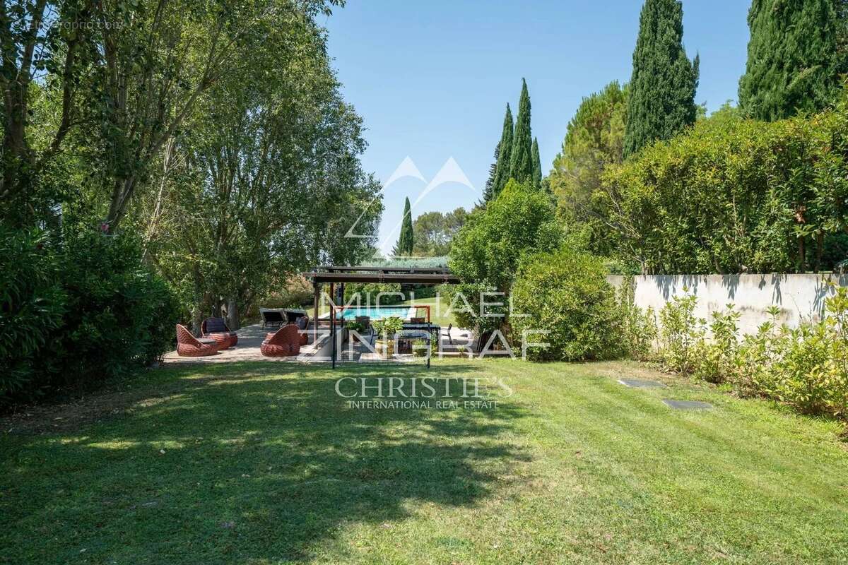 Aix-en-Provence – Propriété avec piscine au coeur d'un écrin de verdure - photo 29