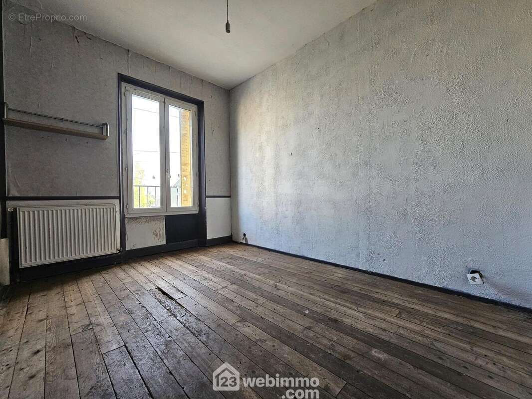 A l'étage, voici la première chambre de 11m² - Maison à SISSONNE