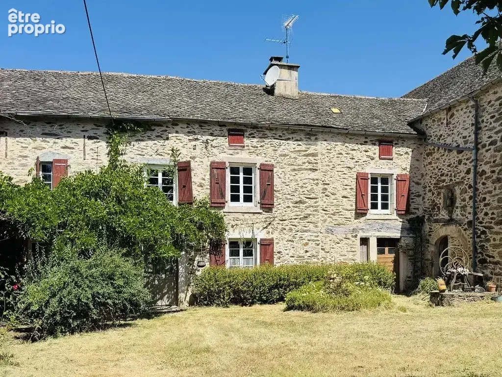 Ancien corps de ferme de caractère en pierre avec 5 chambres, grange, dépendances et un terrain en bord de rivière - photo 5