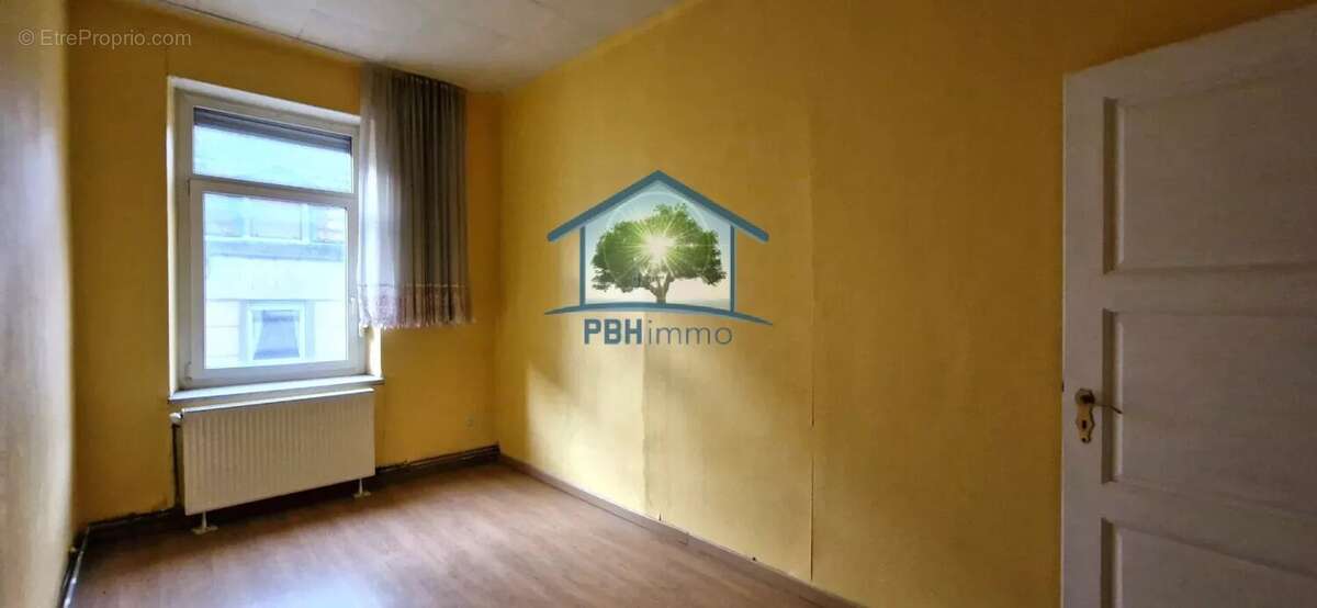 BITCHE (57) - Immeuble de rapport de 219,40 m², 10 pièces, 3 appartements + local commercial de 52 m² et petit jardin - photo 10