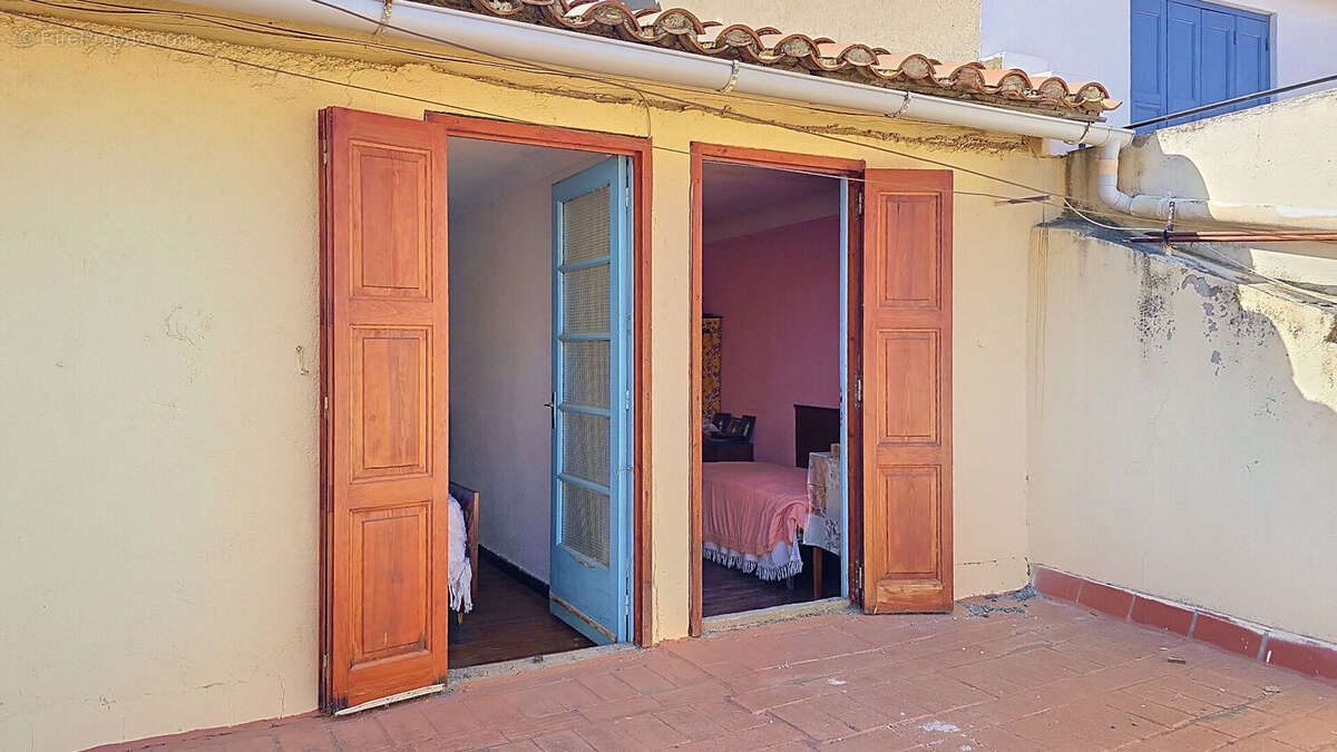 Maison de village avec grand garage, 2 chambres, 1 bureau et terrasse - photo 3