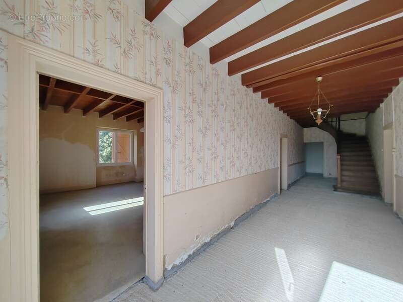 Située à MIRAMONT LATOUR, maison à rénover avec vue panoramique - photo 9